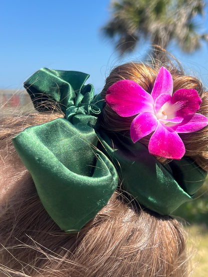 Best soft hair curler ever, green satin simple to use and no damage hair curler with long tails.