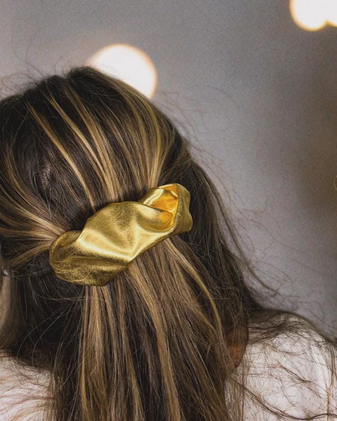 Versatile Golden Barrette
This golden barrette adds a touch of elegance to any hairstyle. Perfect for securing loose strands or enhancing a sleek updo, it’s a must-have accessory for every hair routine.