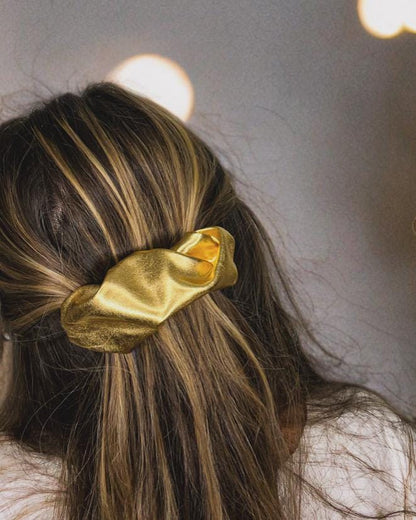 Versatile Golden Barrette
This golden barrette adds a touch of elegance to any hairstyle. Perfect for securing loose strands or enhancing a sleek updo, it’s a must-have accessory for every hair routine.