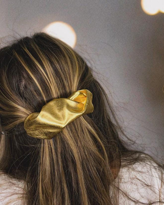 Versatile Golden Barrette
This golden barrette adds a touch of elegance to any hairstyle. Perfect for securing loose strands or enhancing a sleek updo, it’s a must-have accessory for every hair routine.