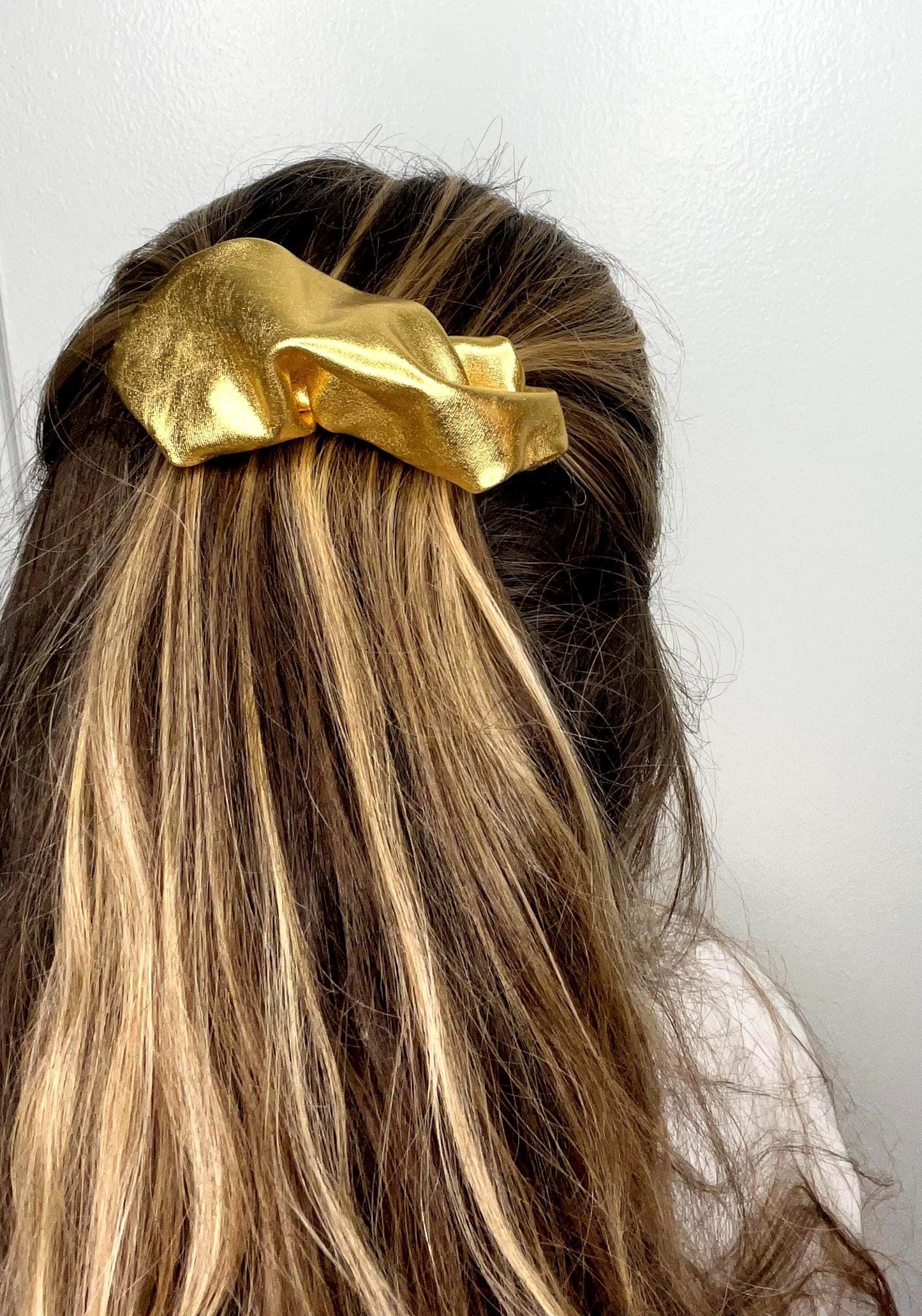 Chic Golden Hair Clip
A golden barrette is the ideal way to style your hair effortlessly. Wear it with a casual ponytail or dress up a formal bun for a classy finish that complements any occasion.