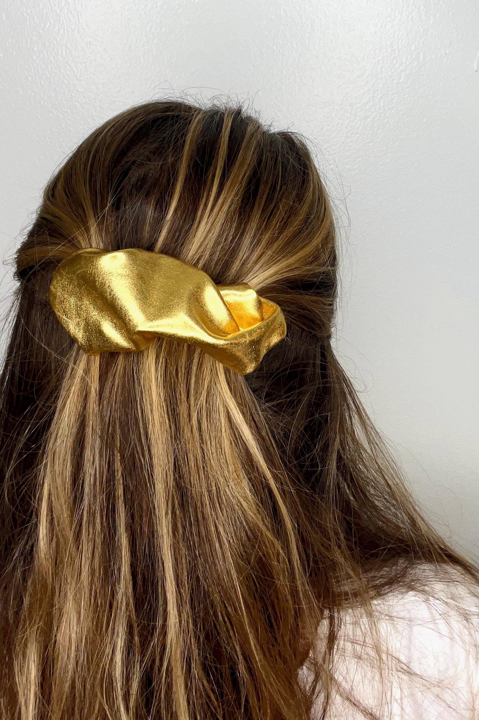 Elegant Gold Barrette for All Occasions
Whether you&#39;re attending a wedding or enjoying a holiday gathering, this golden barrette is perfect for holding your hair in place with style. A timeless accessory for adding sophistication to any look.