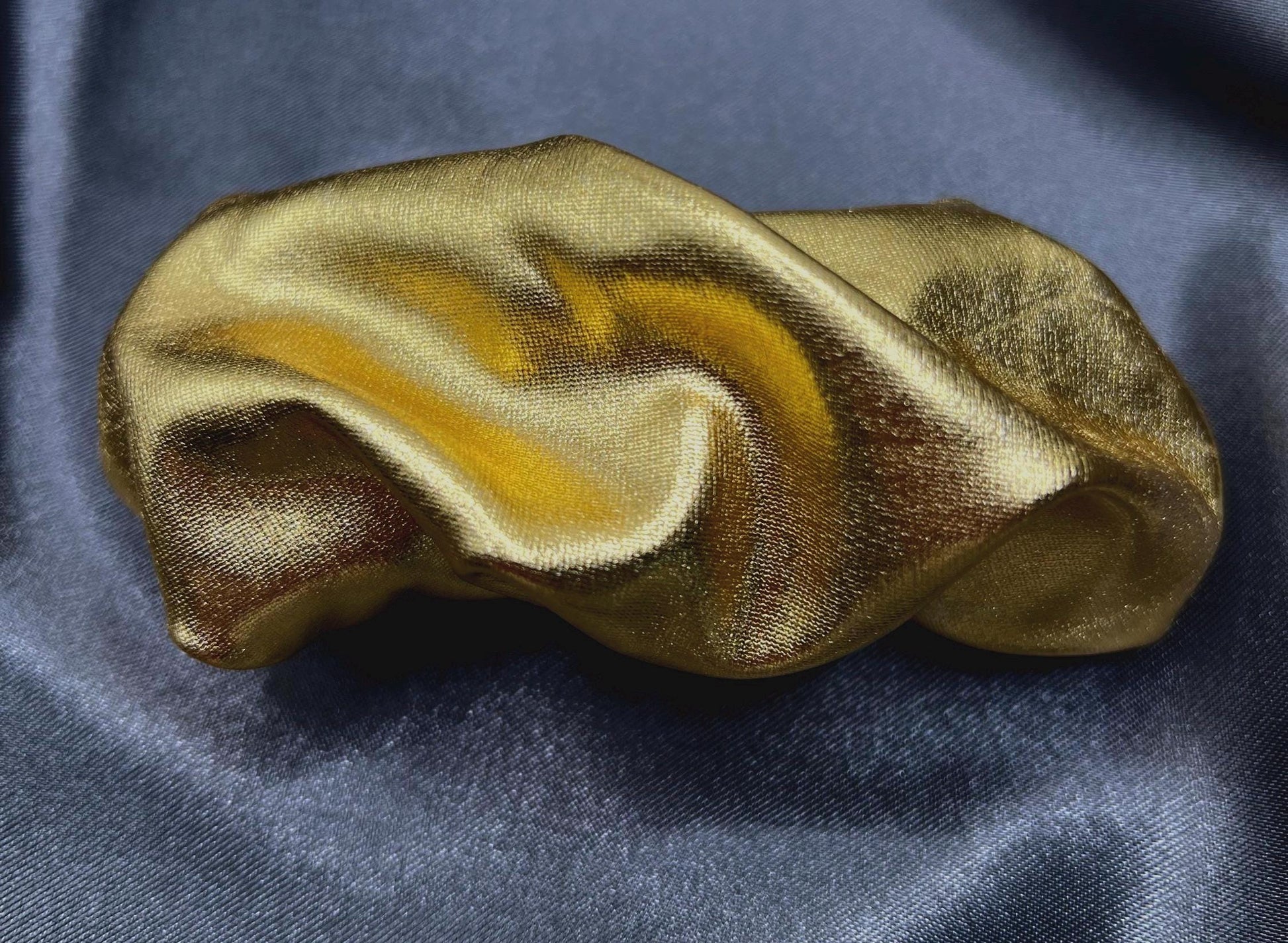 Golden Barrette for Everyday Glam
Add a touch of glamour to your everyday hairstyle with this golden barrette. Ideal for wearing with loose waves or a half-up, half-down style, it’s a simple yet effective way to elevate your look.