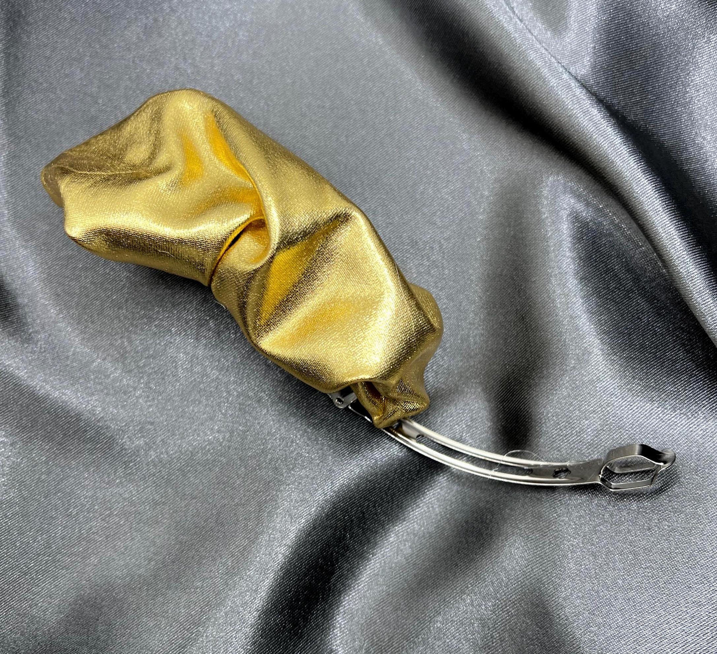 Festive Golden Barrette for the Holidays
This golden barrette shines with festive charm, making it perfect for Christmas parties or New Year’s Eve. Add it to your holiday hairstyle for a touch of sparkle and elegance.