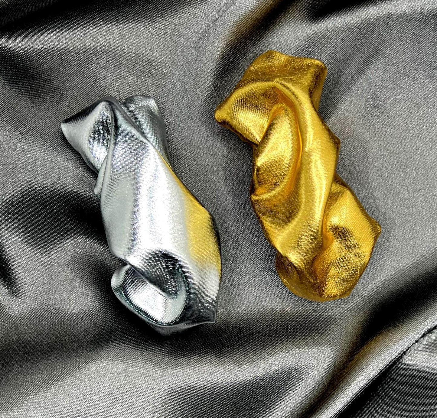 Practical and Stylish Golden Barrette
Not only does this golden barrette keep your hair neatly in place, but it also adds a stylish twist to your look. Wear it with a sleek ponytail or side-swept hair for a chic, polished finish. Also silver