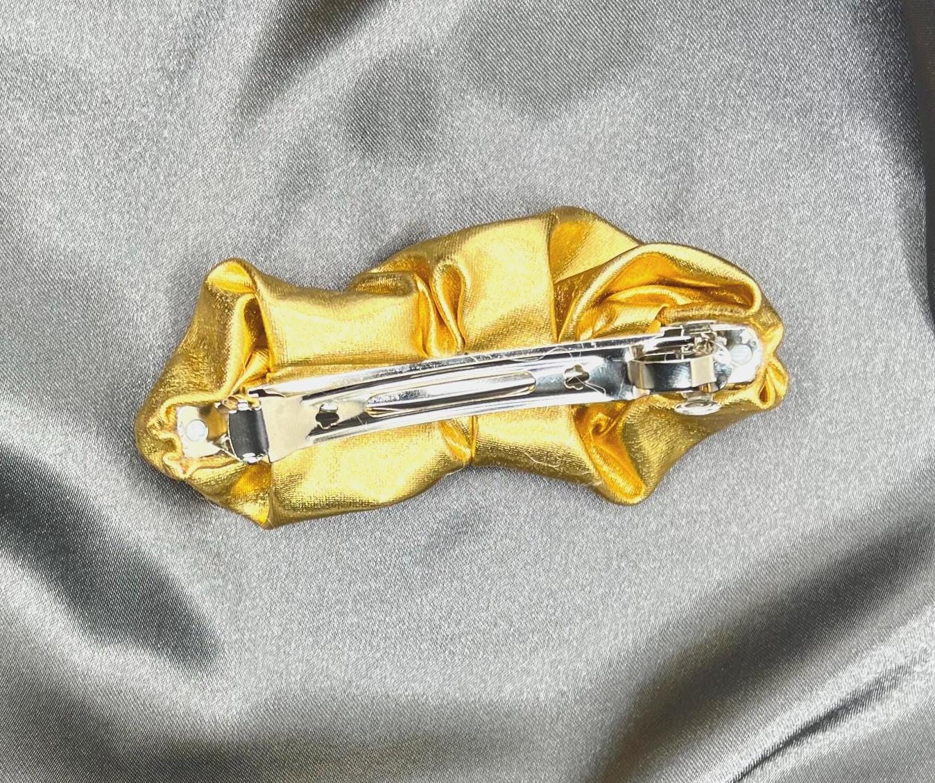 Golden Barrette: A Must-Have Accessory
A golden barrette is a versatile accessory that you can wear in any style—from casual to formal. It’s a simple yet essential piece to have in your collection for both functional and fashionable reasons.