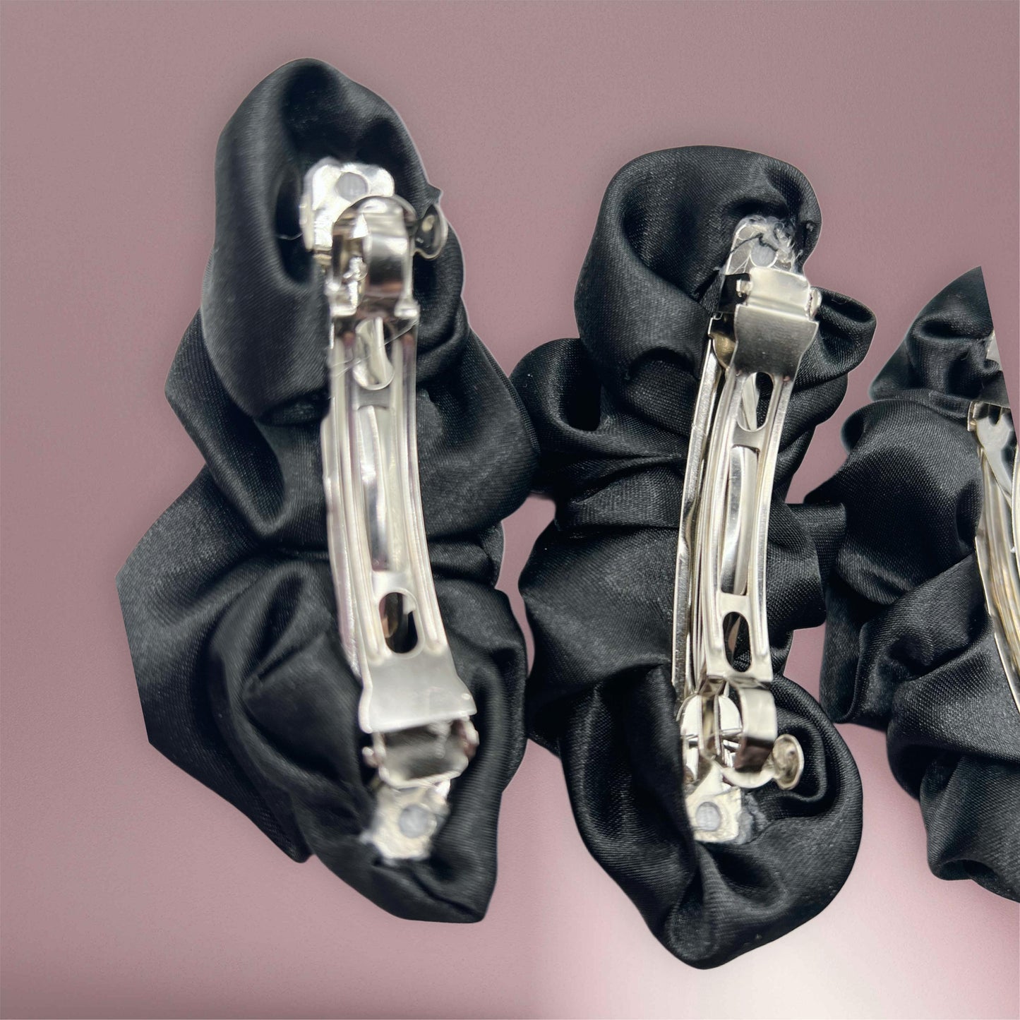 Scrunchie Barrette – Get the best of both worlds with this scrunchie barrette! Designed with a soft, gathered fabric and a sturdy clip, it provides a comfortable yet secure grip for effortless styling.