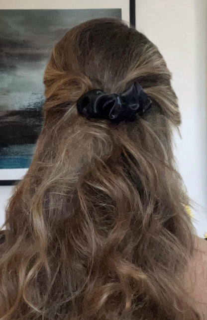 Black Satin Curly Barrette with Metallic Detail – This stunning barrette features delicate black satin curls and a metallic accent for a refined, polished finish. Ideal for special occasions or everyday glam.