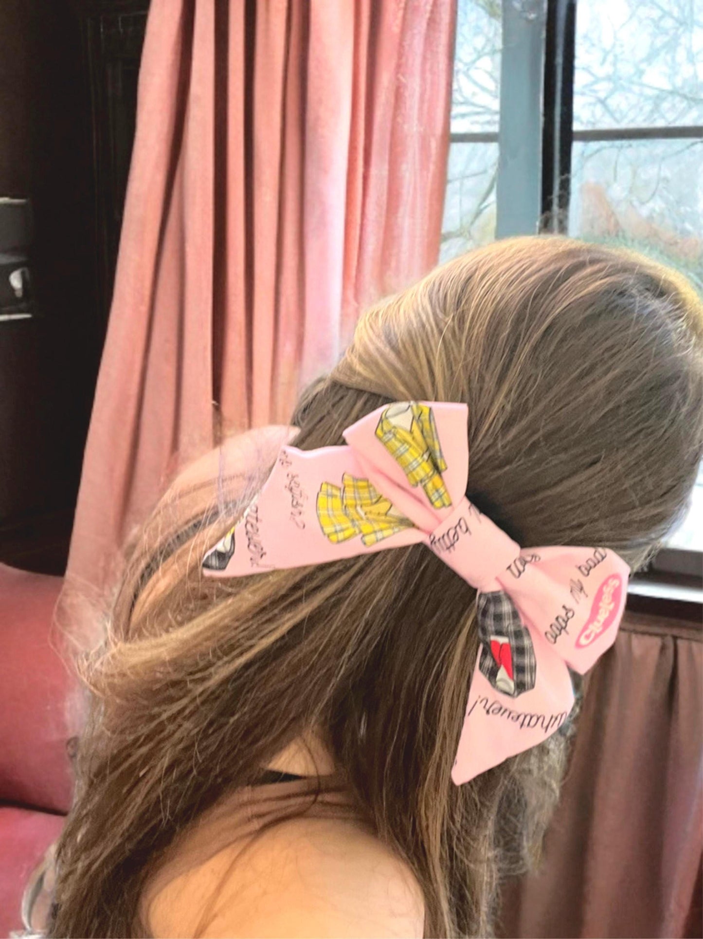 Cute & Casual
Brighten your hairstyle with this adorable pink cotton clip (5”x5”), featuring a pop art twist! With fun yellow or gray suits and simple notes, it’s just the right size for school days, coffee runs, or weekend adventures.
