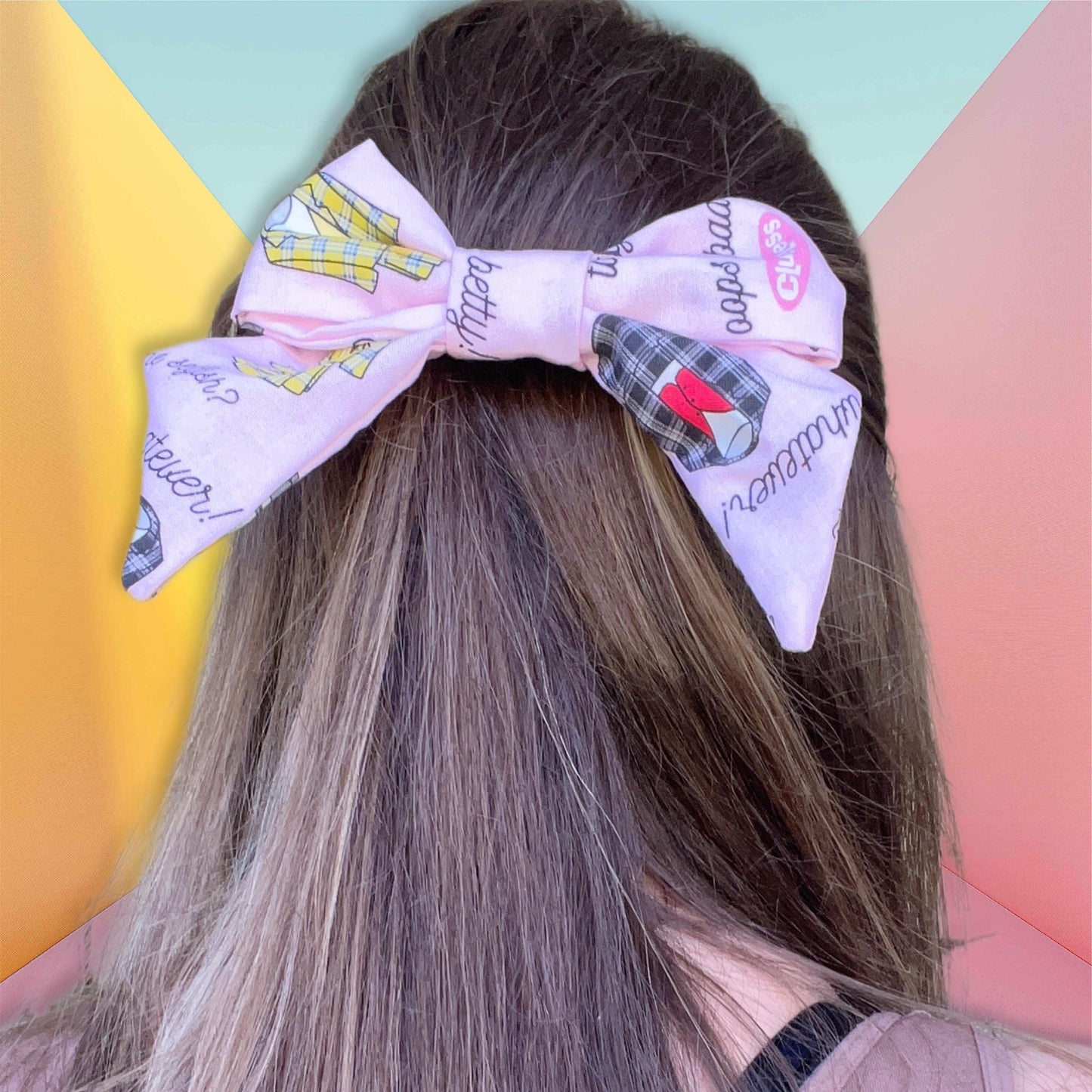 Elegant & Whimsical
A perfect blend of whimsy and style—this 5-inch pink cotton hair clip features eye-catching pop art notes and suit accents in yellow or gray. Ideal for everything from spring picnics to casual date nights.